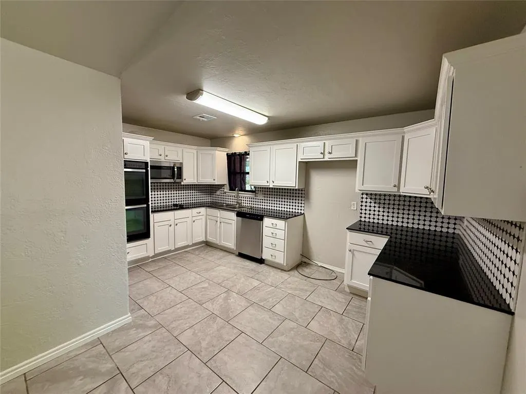 Photo 3 — 1132 NW 104th Street, Oklahoma City, OK 73114