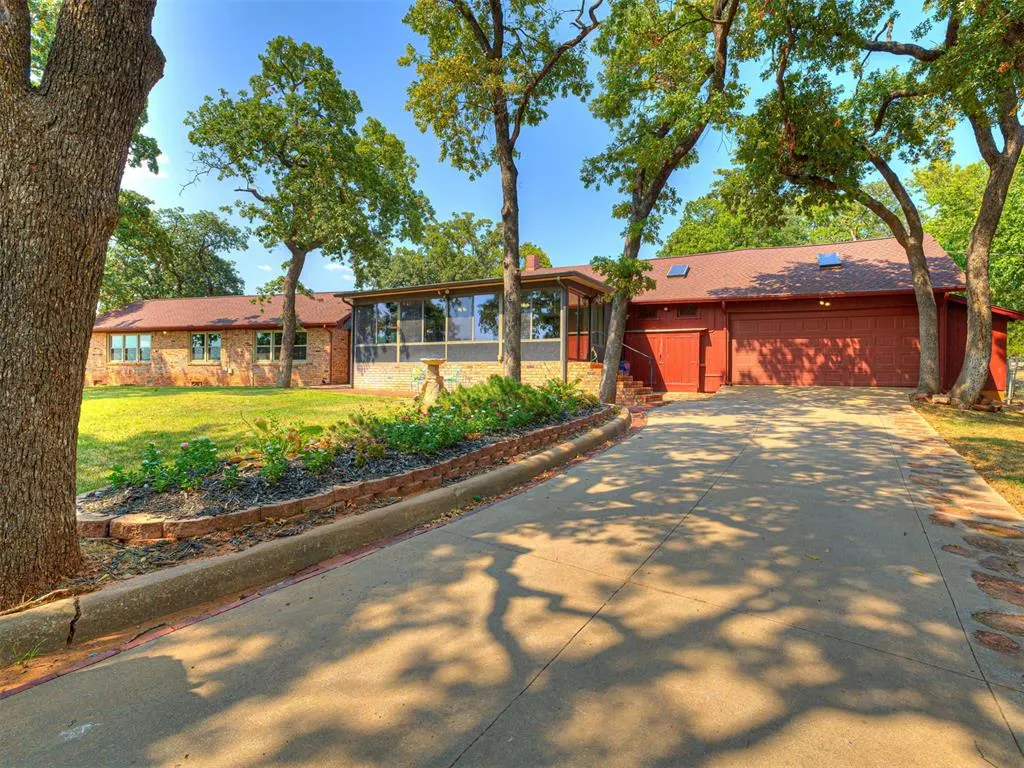 Front exterior — 1016 N Shore Drive, Guthrie, OK 73044