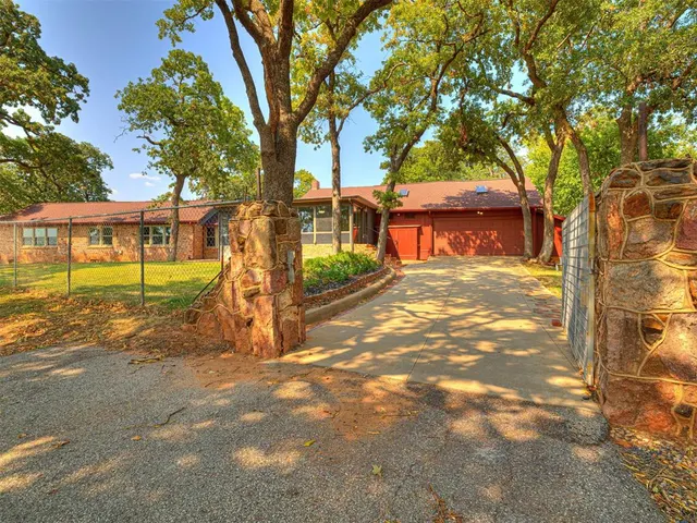 Photo 2 — 1016 N Shore Drive, Guthrie, OK 73044