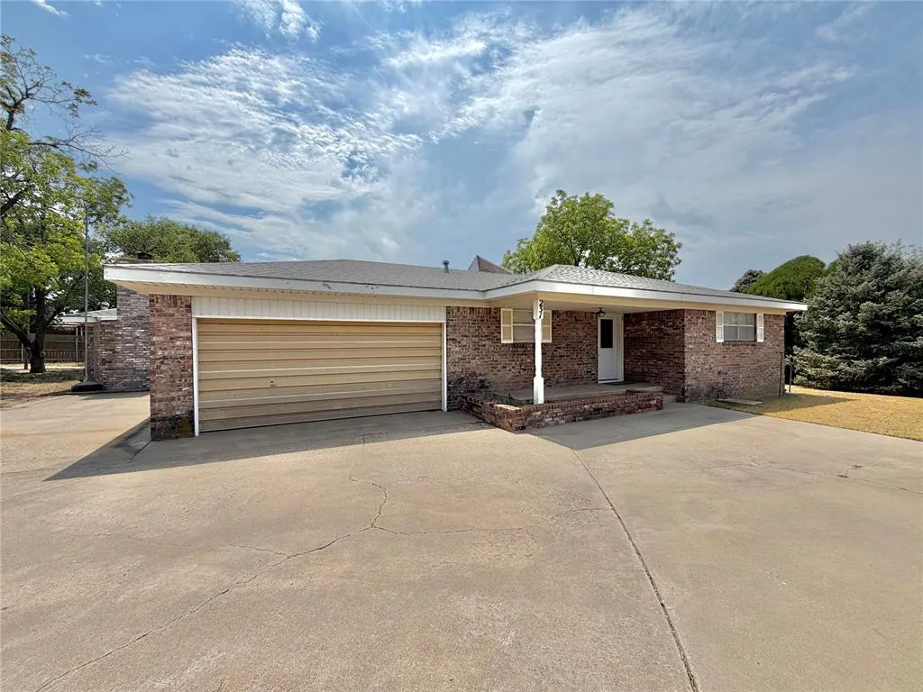 Photo 2 — 231 Circle Drive, Guymon, OK 73942