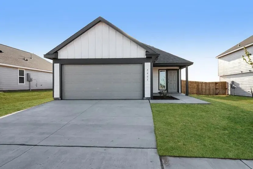 Front exterior — 2002 Crimson Lake Boulevard, El Reno, OK 73036