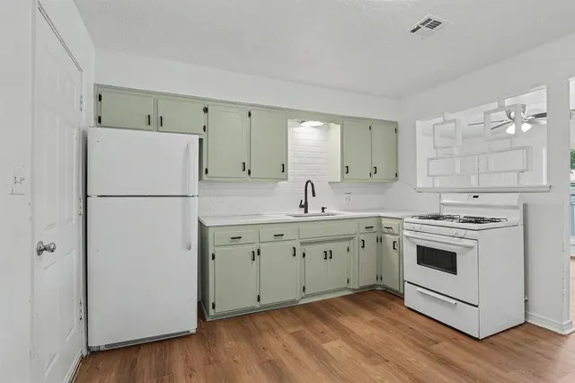 Photo 2 — 3805 SW 40th Place, Oklahoma City, OK 73119