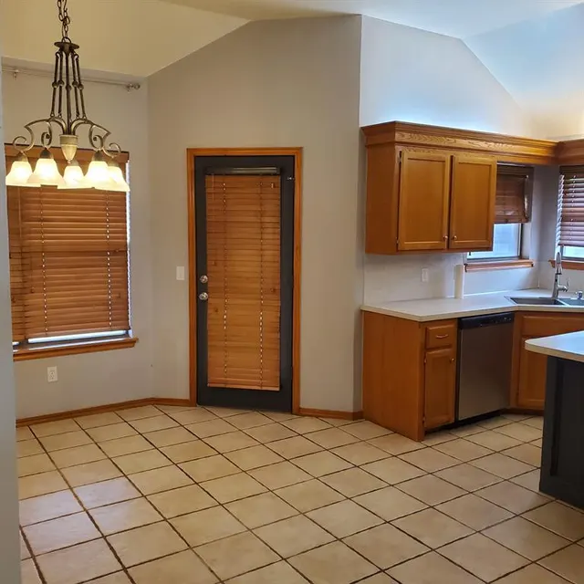 Photo 5 — 1617 SW 31st Street, Moore, OK 73160
