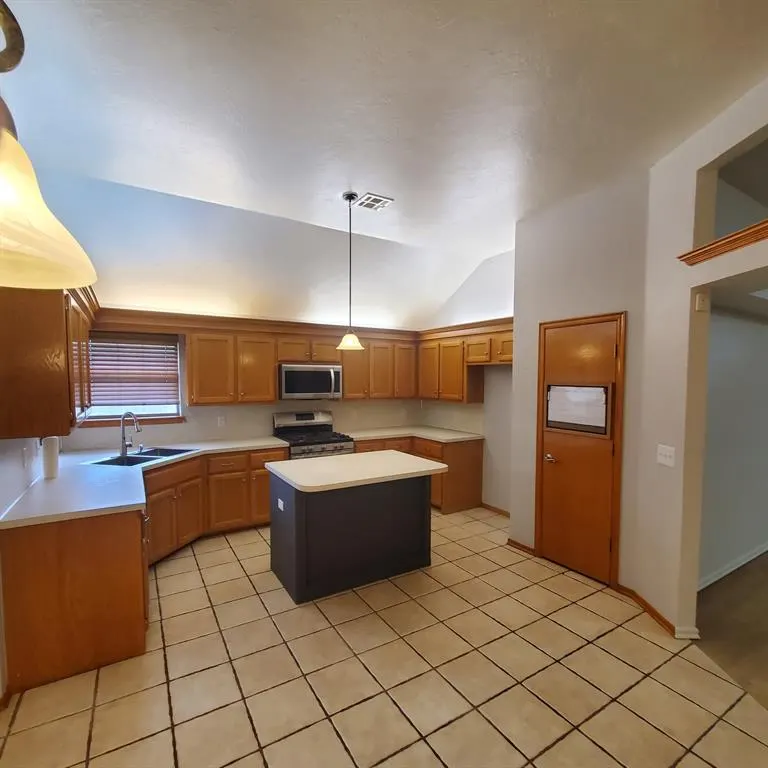 Photo 6 — 1617 SW 31st Street, Moore, OK 73160