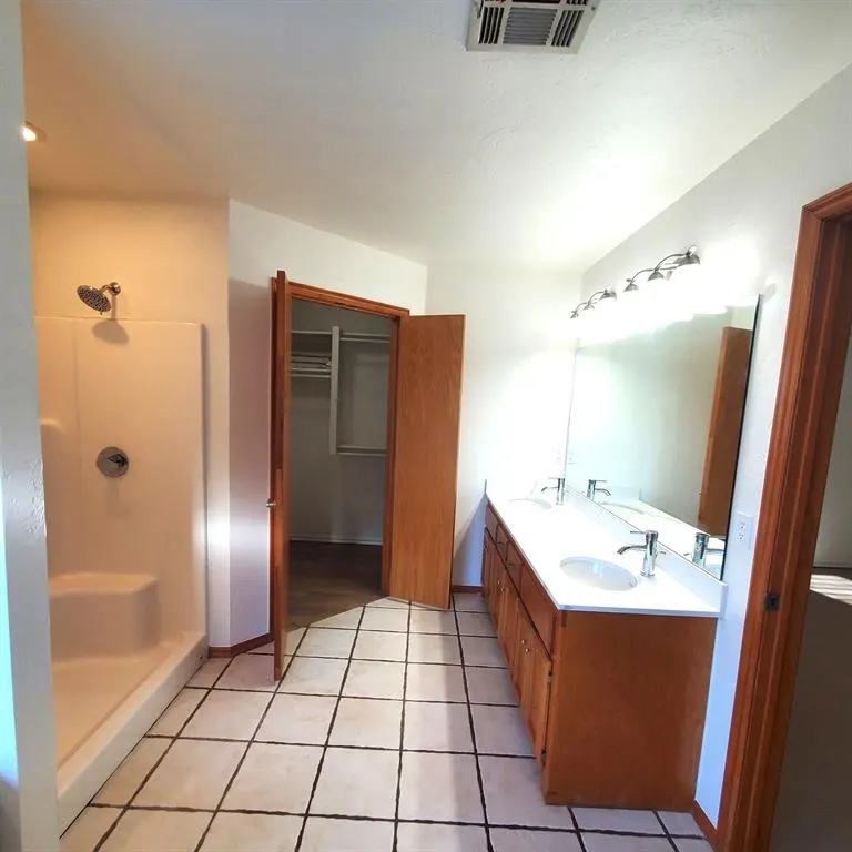 Photo 13 — 1617 SW 31st Street, Moore, OK 73160