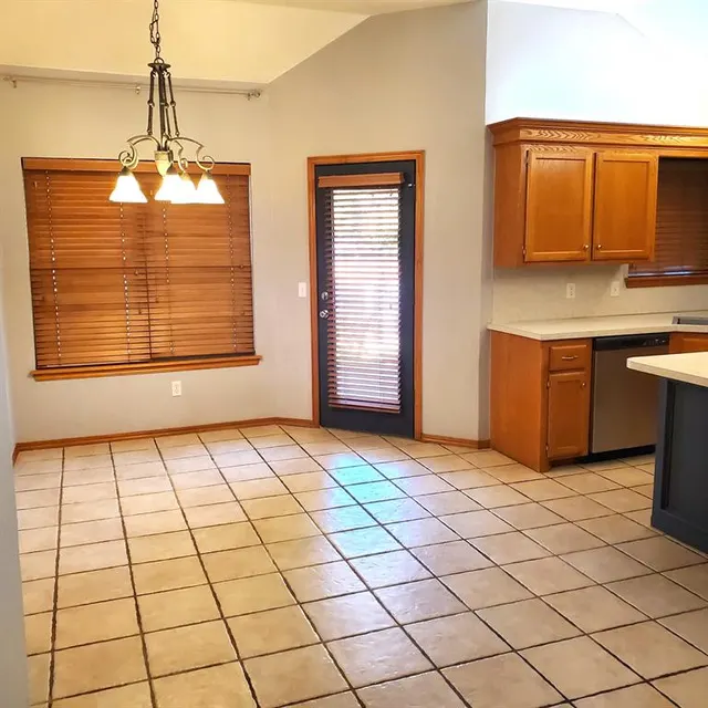 Photo 8 — 1617 SW 31st Street, Moore, OK 73160
