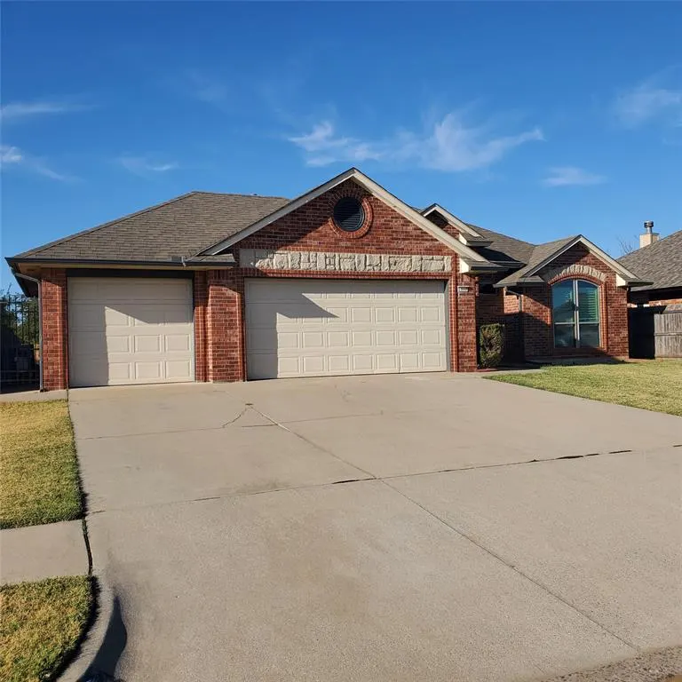 Photo 2 — 1617 SW 31st Street, Moore, OK 73160