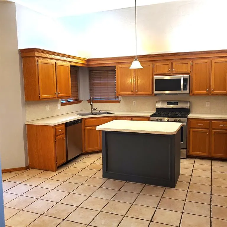 Photo 10 — 1617 SW 31st Street, Moore, OK 73160