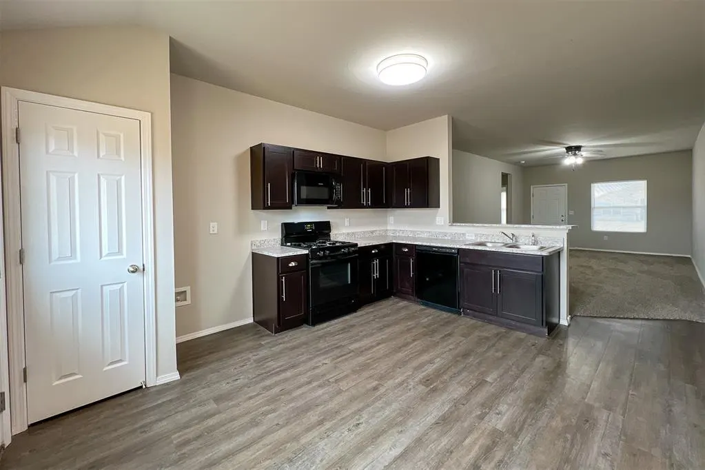 Photo 4 — 4301 Driftwood Drive, Harrah, OK 73045