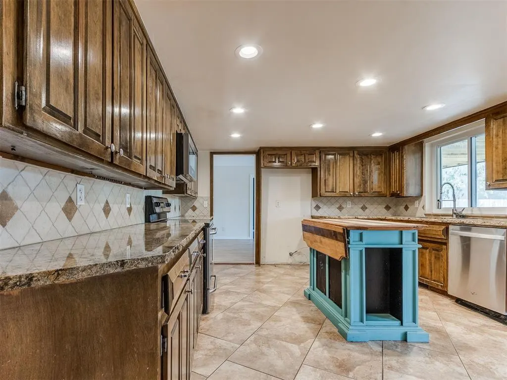 Photo 14 — 11124 Blue Stem Drive, Oklahoma City, OK 73162