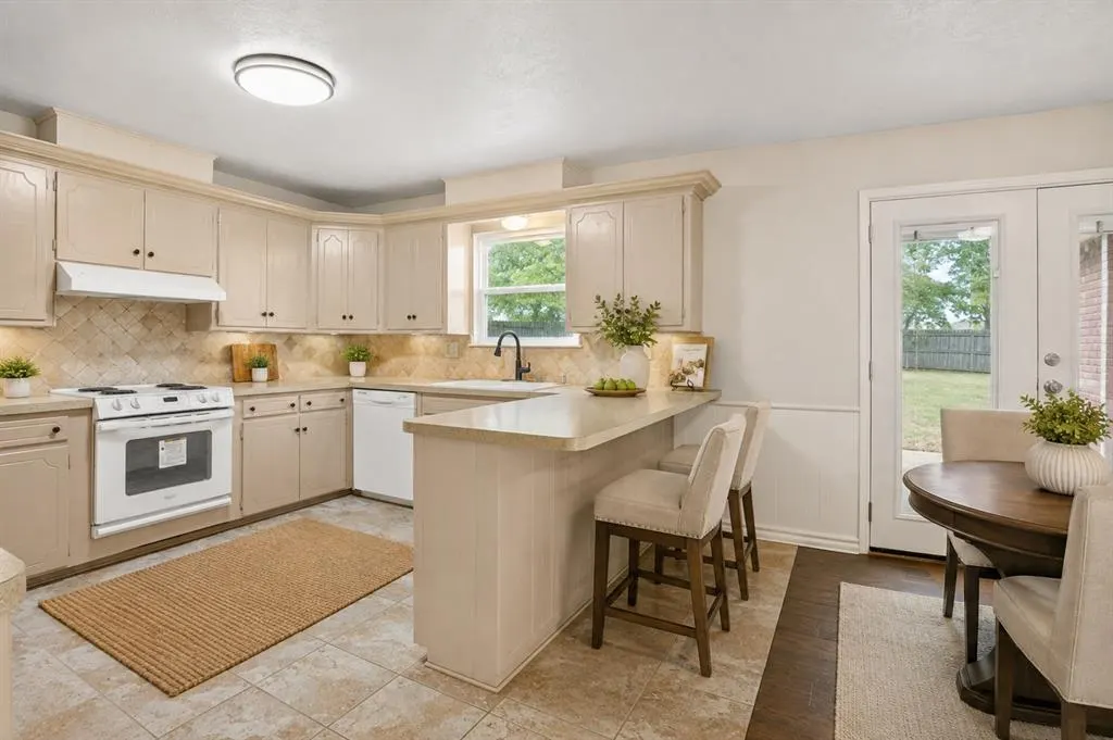 Photo 3 — 1905 Plymouth Lane, Oklahoma City, OK 73120