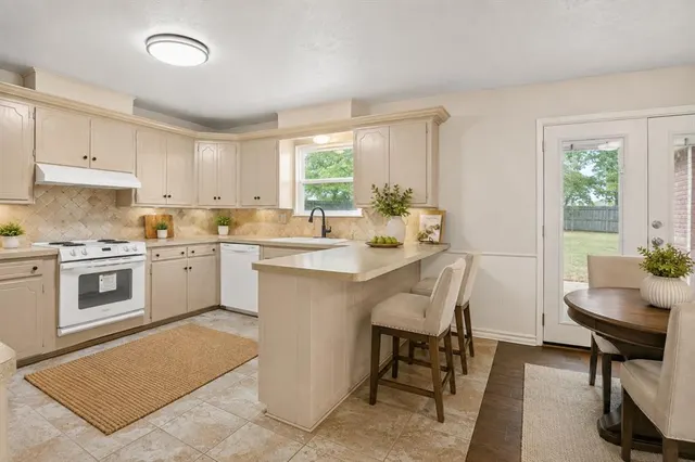 Photo 3 — 1905 Plymouth Lane, Oklahoma City, OK 73120