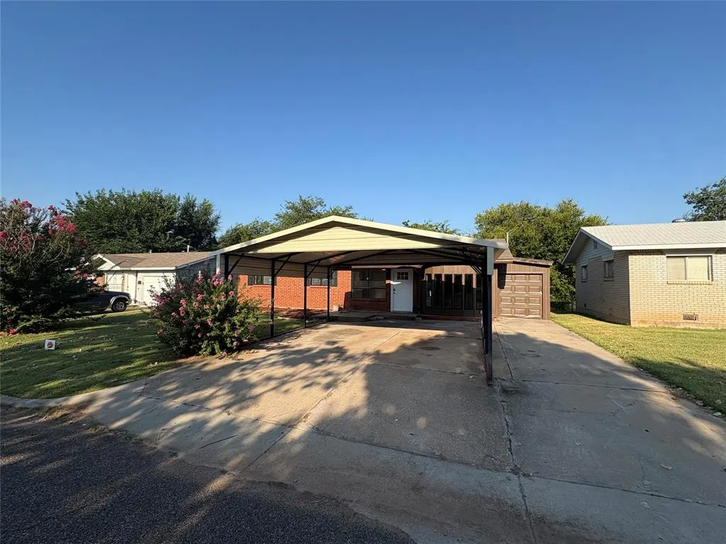 Photo 2 — 2605 Queensbury Road, Moore, OK 73160