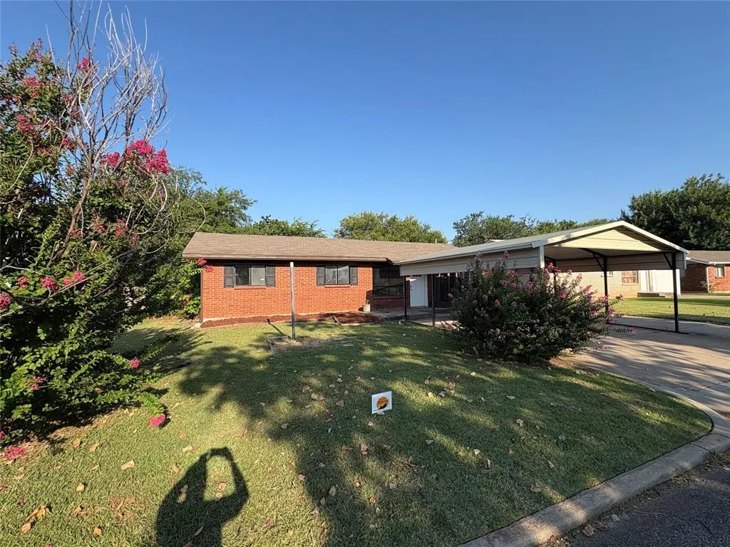 Photo 3 — 2605 Queensbury Road, Moore, OK 73160