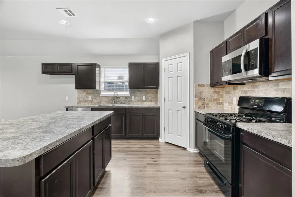 Photo 16 — 9209 NW 71st Street, Yukon, OK 73099