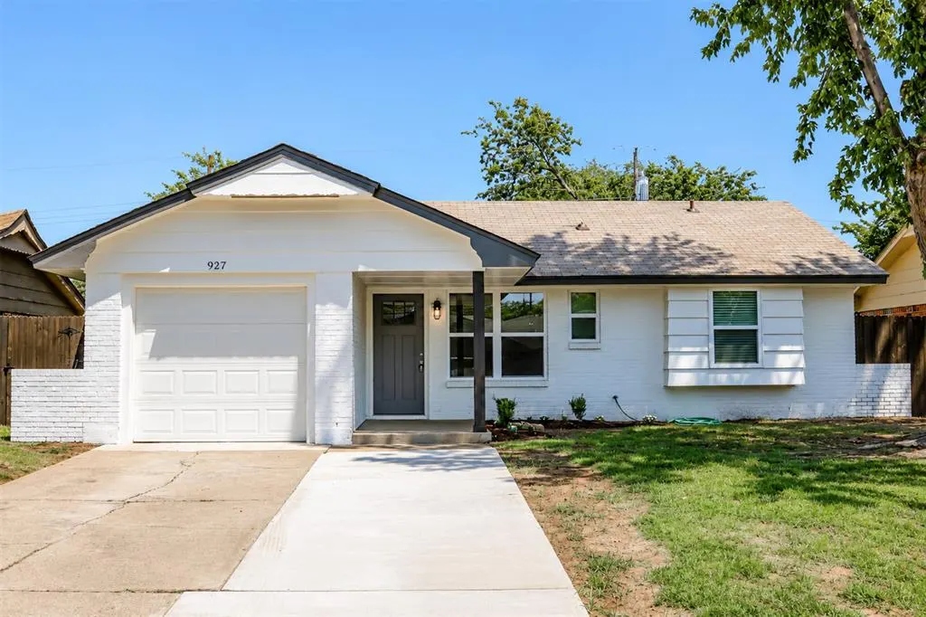 Front exterior — 927 SW 2nd Street, Moore, OK 73160