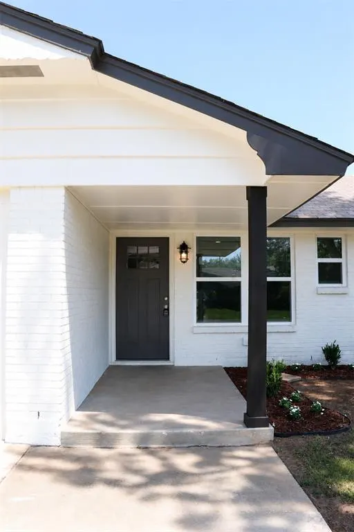 Photo 2 — 927 SW 2nd Street, Moore, OK 73160