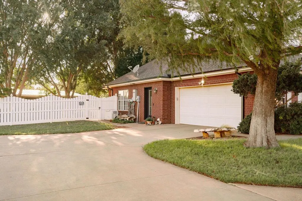 Photo 2 — 25 Independence Drive, Elk City, OK 73644