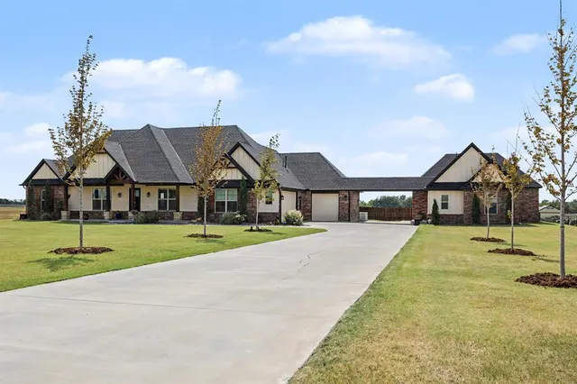 Photo 2 — 825 S Cimarron Road, Yukon, OK 73099