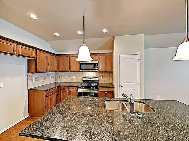 Photo 4 — 4704 River Mesa Drive, Yukon, OK 73099