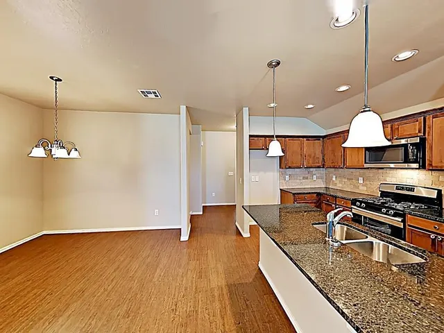 Photo 5 — 4704 River Mesa Drive, Yukon, OK 73099