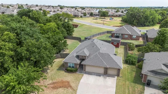 Photo 5 — 720 Hedgewood Drive, Oklahoma City, OK 73160