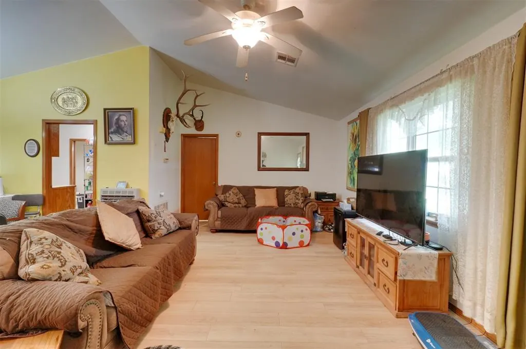 Photo 10 — 15606 Econtuchka Road, Earlsboro, OK 74840