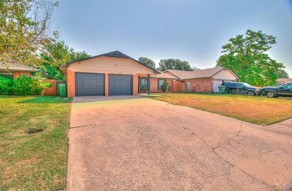 Front exterior — 805 Willow Run, Yukon, OK 73099