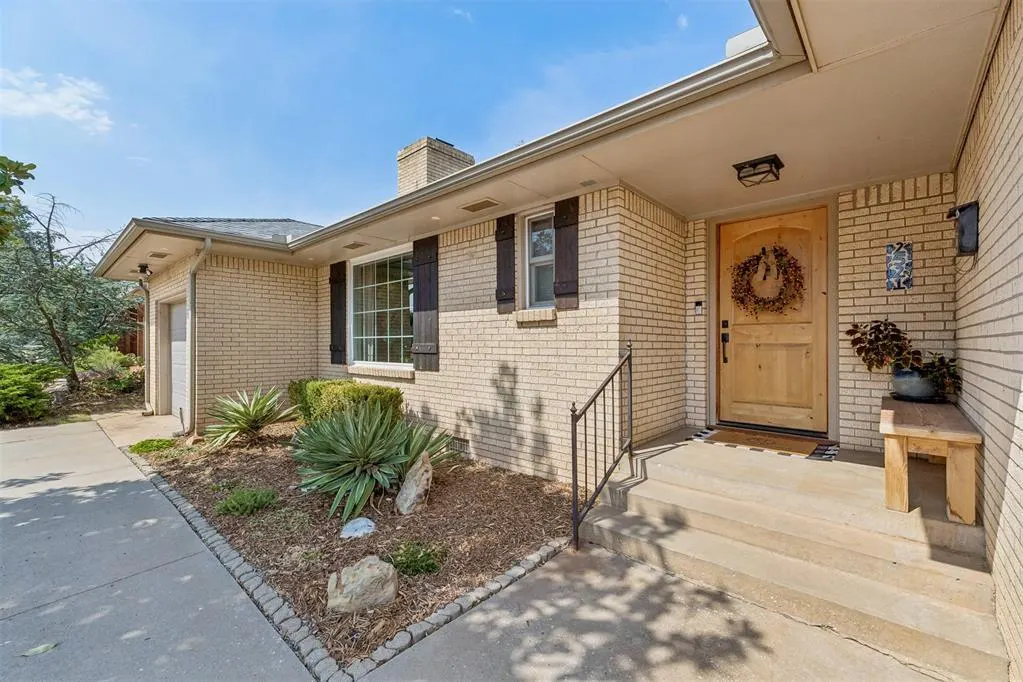 Photo 3 — 2521 Huntleigh Drive, Oklahoma City, OK 73120