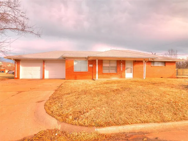 Photo 2 — 8420 N Harvey Place, Oklahoma City, OK 73114
