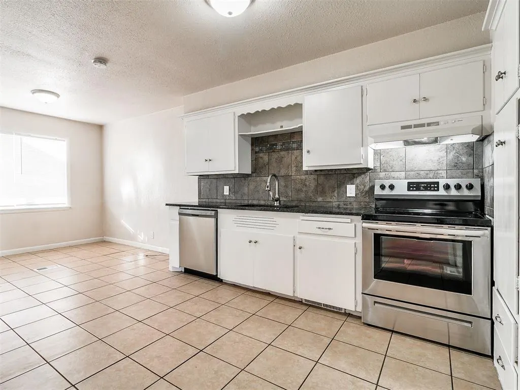 Photo 5 — 8420 N Harvey Place, Oklahoma City, OK 73114
