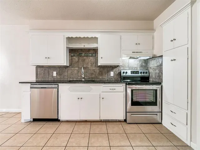 Photo 7 — 8420 N Harvey Place, Oklahoma City, OK 73114