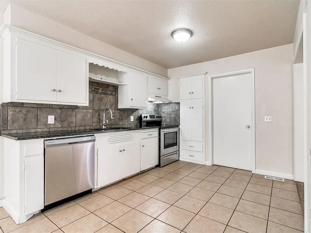 Photo 8 — 8420 N Harvey Place, Oklahoma City, OK 73114