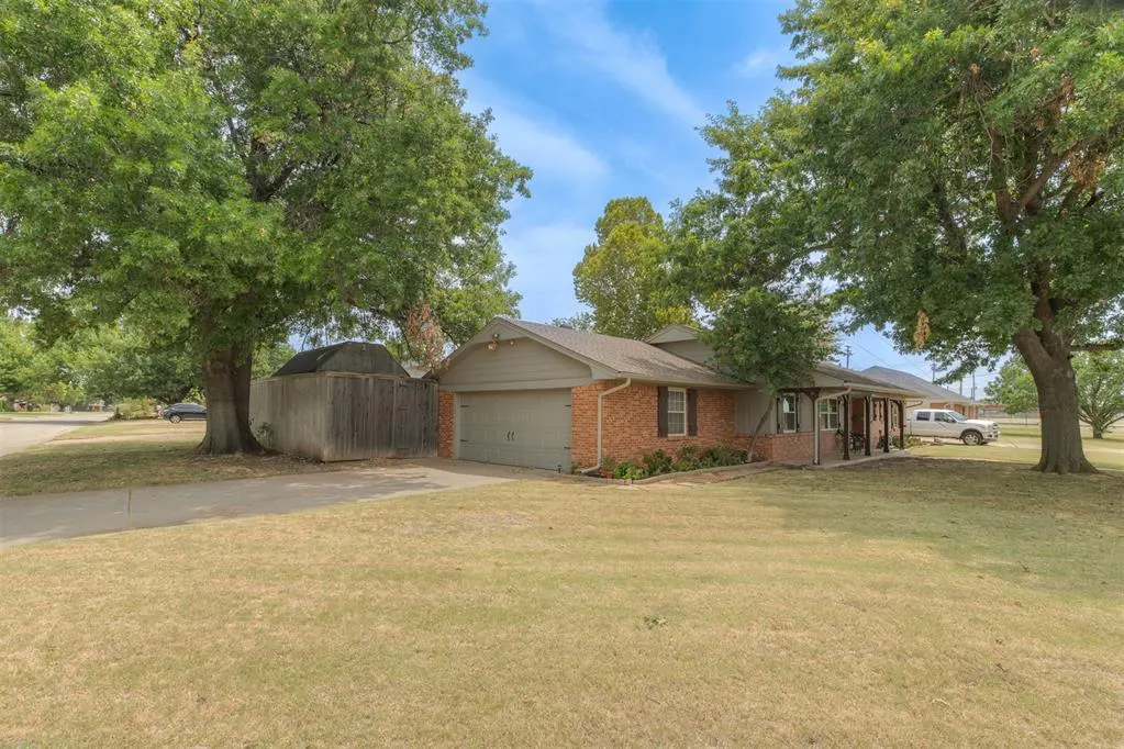Photo 3 — 9404 N Lakeshore Drive, Oklahoma City, OK 73120