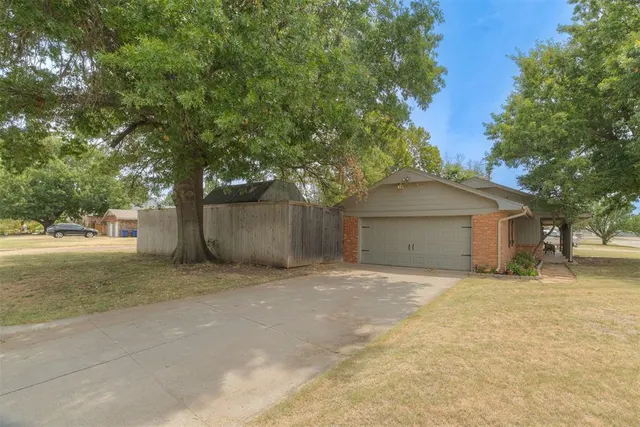 Photo 4 — 9404 N Lakeshore Drive, Oklahoma City, OK 73120