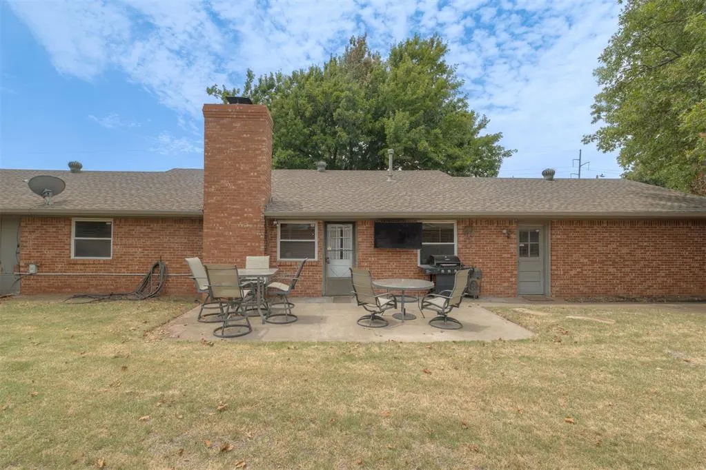 Photo 8 — 9404 N Lakeshore Drive, Oklahoma City, OK 73120