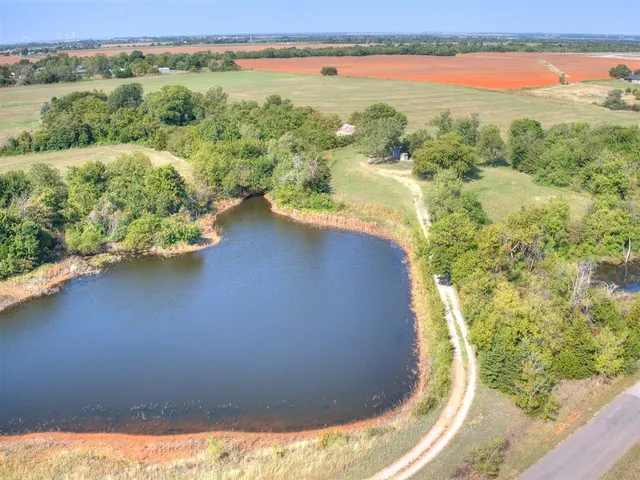 Photo 2 — 215 N Cemetery Road, Tuttle, OK 73089