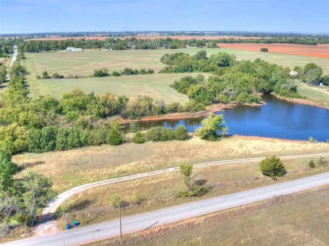 Photo 3 — 215 N Cemetery Road, Tuttle, OK 73089