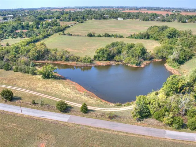 Photo 4 — 215 N Cemetery Road, Tuttle, OK 73089