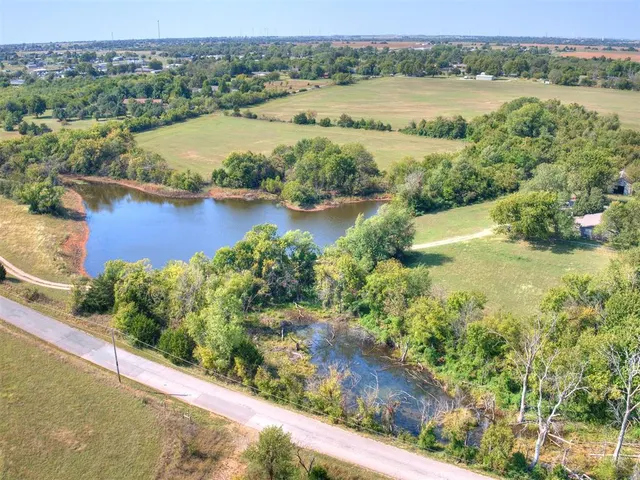 Photo 5 — 215 N Cemetery Road, Tuttle, OK 73089