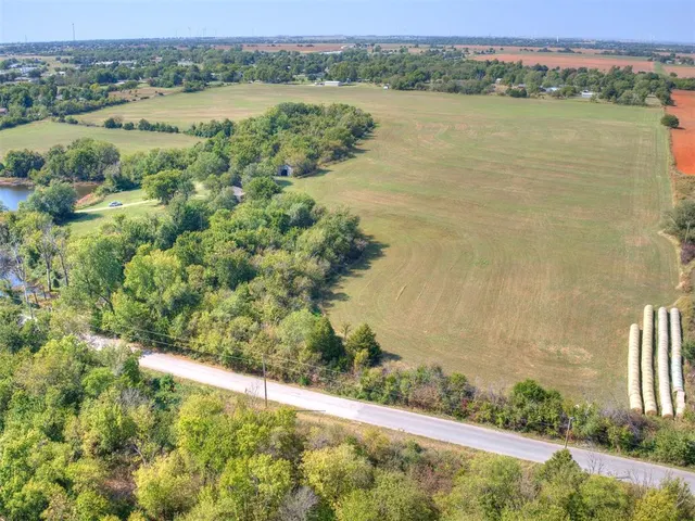 Photo 6 — 215 N Cemetery Road, Tuttle, OK 73089