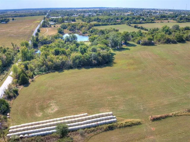 Photo 7 — 215 N Cemetery Road, Tuttle, OK 73089