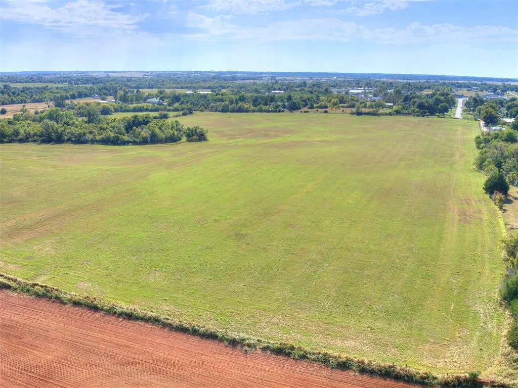 Photo 9 — 215 N Cemetery Road, Tuttle, OK 73089