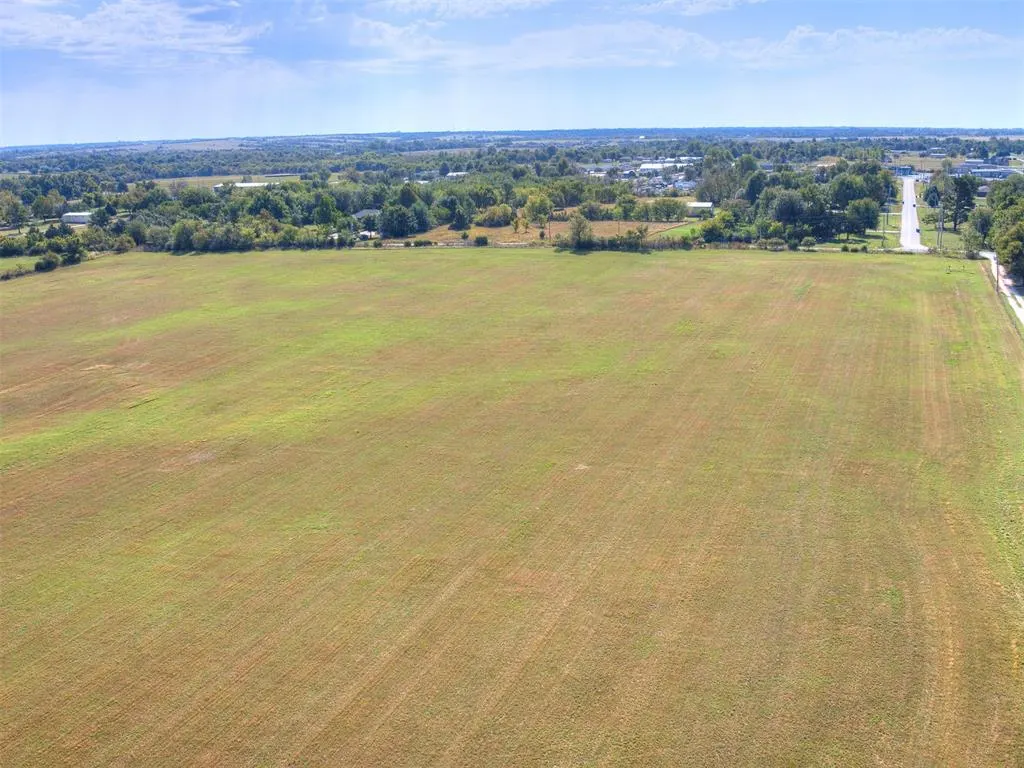 Photo 11 — 215 N Cemetery Road, Tuttle, OK 73089