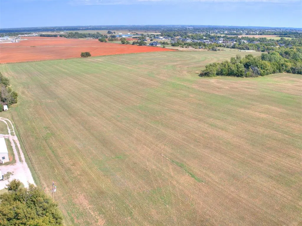 Photo 13 — 215 N Cemetery Road, Tuttle, OK 73089