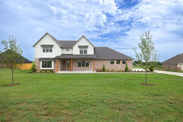 Photo 2 — 2920 Edgefield Lane, Norman, OK 73073