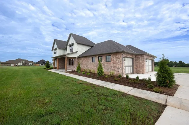 Photo 3 — 2920 Edgefield Lane, Norman, OK 73073