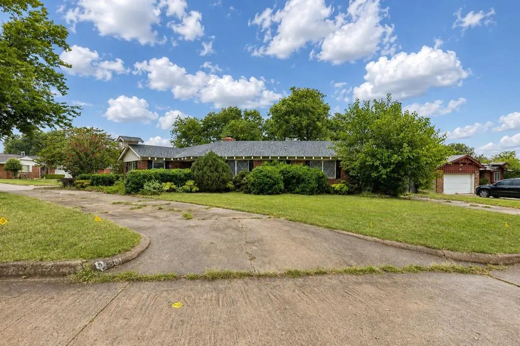 Front exterior — 301 E Ridgewood Drive, Midwest City, OK 73110