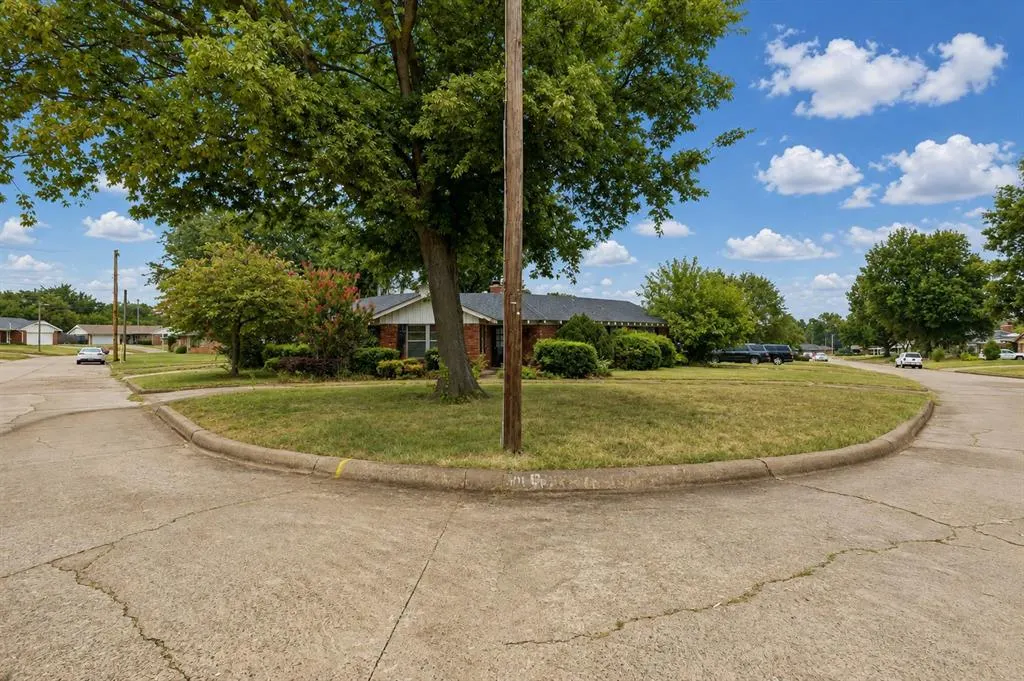Photo 2 — 301 E Ridgewood Drive, Midwest City, OK 73110