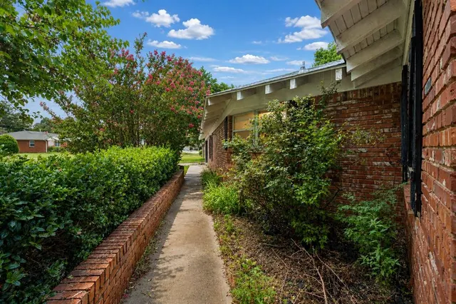Photo 3 — 301 E Ridgewood Drive, Midwest City, OK 73110